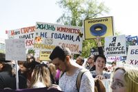 «Вся власть конфетам!» Лозунги и лица Монстрации-2019 в Москве,  — миниатюра