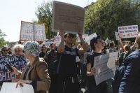 «Вся власть конфетам!» Лозунги и лица Монстрации-2019 в Москве,  — миниатюра