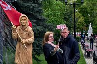 Военные инсталляции, зет-кофейни и автозаки для несогласных: как живут мирные российские города. Фоторепортаж из Воронежа, Новая достопримечательность — миниатюра