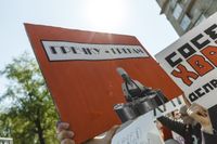«Вся власть конфетам!» Лозунги и лица Монстрации-2019 в Москве,  — миниатюра