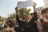 «Вся власть конфетам!» Лозунги и лица Монстрации-2019 в Москве,  — миниатюра