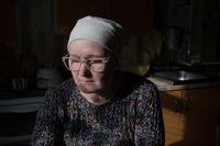 «Когда тебе тяжело, ты ко мне приезжай», Елена на кухне своего дома — миниатюра