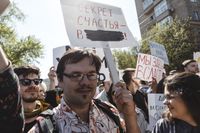 «Вся власть конфетам!» Лозунги и лица Монстрации-2019 в Москве,  — миниатюра