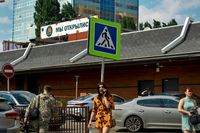 Военные инсталляции, зет-кофейни и автозаки для несогласных: как живут мирные российские города. Фоторепортаж из Воронежа, Вкусно и... — миниатюра