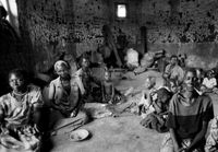 «Я не имею права вмешиваться в свои снимки». Фотографии и воспоминания Виктории Ивлевой из поездок в кризисные точки Африки, Ангар, где живут семьи беженцев. Уганда 2003 — миниатюра