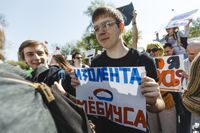 «Вся власть конфетам!» Лозунги и лица Монстрации-2019 в Москве,  — миниатюра