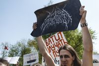 «Вся власть конфетам!» Лозунги и лица Монстрации-2019 в Москве,  — миниатюра