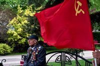 Военные инсталляции, зет-кофейни и автозаки для несогласных: как живут мирные российские города. Фоторепортаж из Воронежа, Под советским флагом — миниатюра