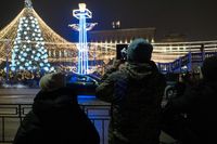 Военные инсталляции, зет-кофейни и автозаки для несогласных: как живут мирные российские города. Фоторепортаж из Воронежа, Новый год в цвете хаки — миниатюра