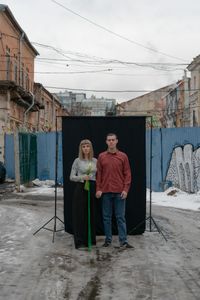 «Заберу тебя с собой» — фотопроект о силе любви и разрыве с Россией. Свадебные снимки молодоженов-эмигрантов, Вова и Лиля — миниатюра