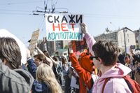 «Вся власть конфетам!» Лозунги и лица Монстрации-2019 в Москве,  — миниатюра