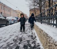 «Счастливая безысходность». Фоторепортаж о жизни многодетной семьи в петербургской коммуналке, Макар и Милад по дороге домой — миниатюра