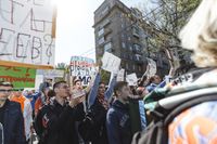 «Вся власть конфетам!» Лозунги и лица Монстрации-2019 в Москве,  — миниатюра
