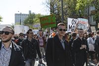 «Вся власть конфетам!» Лозунги и лица Монстрации-2019 в Москве,  — миниатюра
