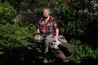 «Борисовна». Фотопроект о старости такой, какая она есть, На лавочке — миниатюра
