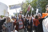 «Вся власть конфетам!» Лозунги и лица Монстрации-2019 в Москве,  — миниатюра