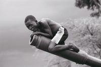 «Я не имею права вмешиваться в свои снимки». Фотографии и воспоминания Виктории Ивлевой из поездок в кризисные точки Африки, Мальчик играет с танком. Ангола, 2004 — миниатюра