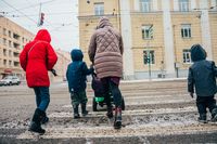 «Счастливая безысходность». Фоторепортаж о жизни многодетной семьи в петербургской коммуналке, Семья возвращается домой из магазина — миниатюра