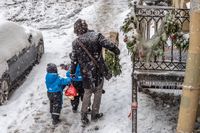 Люди как душа города: уличные портреты, рассказывающие об историях и судьбах петербуржцев, По-петербуржски и по-рождественски — миниатюра