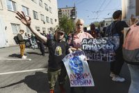 «Вся власть конфетам!» Лозунги и лица Монстрации-2019 в Москве,  — миниатюра