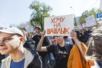«Вся власть конфетам!» Лозунги и лица Монстрации-2019 в Москве,  — миниатюра