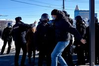 Военные инсталляции, зет-кофейни и автозаки для несогласных: как живут мирные российские города. Фоторепортаж из Воронежа, Разгон митинга против войны — миниатюра