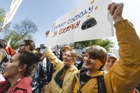 «Вся власть конфетам!» Лозунги и лица Монстрации-2019 в Москве,  — миниатюра