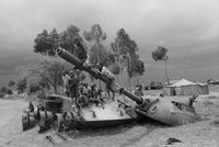 «Я не имею права вмешиваться в свои снимки». Фотографии и воспоминания Виктории Ивлевой из поездок в кризисные точки Африки, Детская площадка. Ангола, 2004 — миниатюра