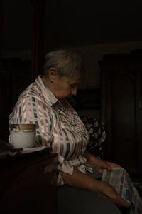 «Борисовна». Фотопроект о старости такой, какая она есть, Марина Борисовна читает газету — миниатюра
