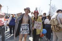 «Вся власть конфетам!» Лозунги и лица Монстрации-2019 в Москве,  — миниатюра
