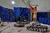 Военные инсталляции, зет-кофейни и автозаки для несогласных: как живут мирные российские города. Фоторепортаж из Воронежа, Памятник «донбасской бабушке» в Воронежском музее-диораме — миниатюра