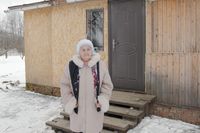 «Когда тебе тяжело, ты ко мне приезжай», На прогулке у дома — миниатюра