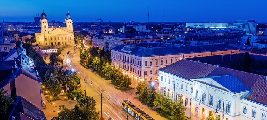 Главная улица Дебрецена и Большая Реформаторская церковь, из-за которой город называют «кальвинистским Римом» Главная улица Дебрецена и Большая Реформаторская церковь, из-за которой город называют «кальвинистским Римом»