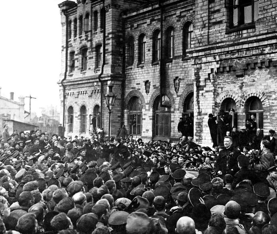 Александр Керенский выступает в Петрограде. 1917 год Александр Керенский выступает в Петрограде. 1917 год