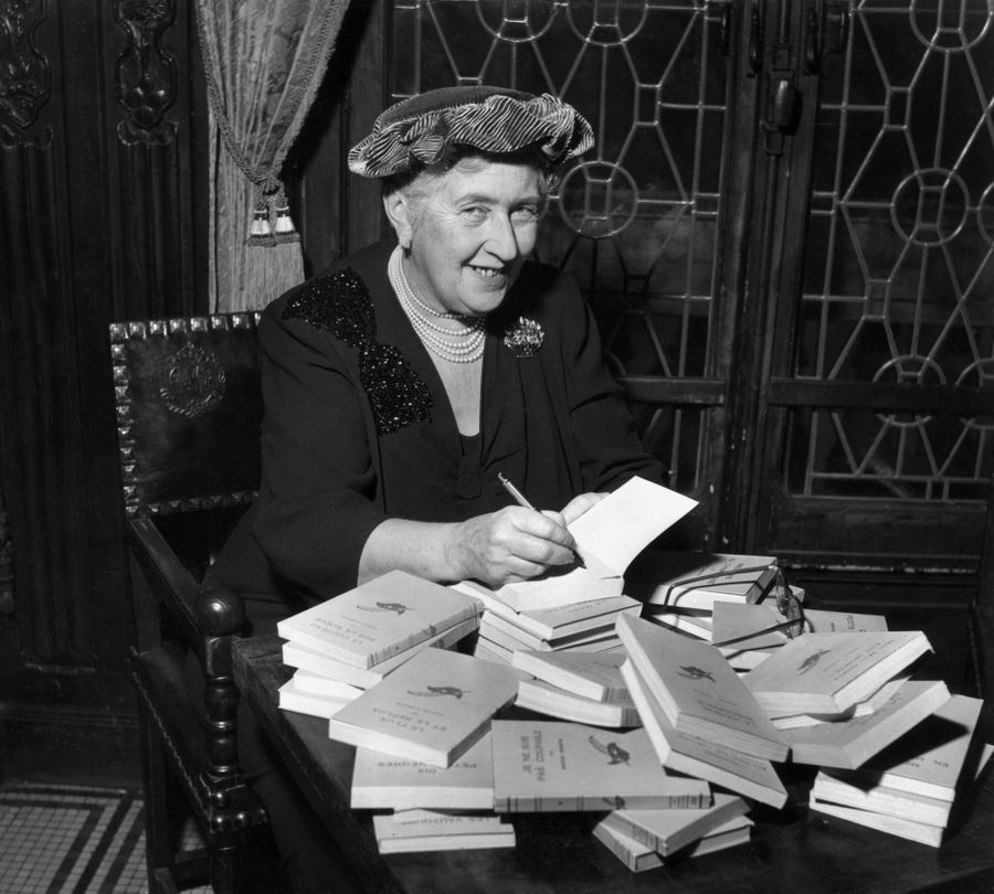 Агата Кристи во время автограф-сессии, середина 1960-х Агата Кристи во время автограф-сессии, середина 1960-х