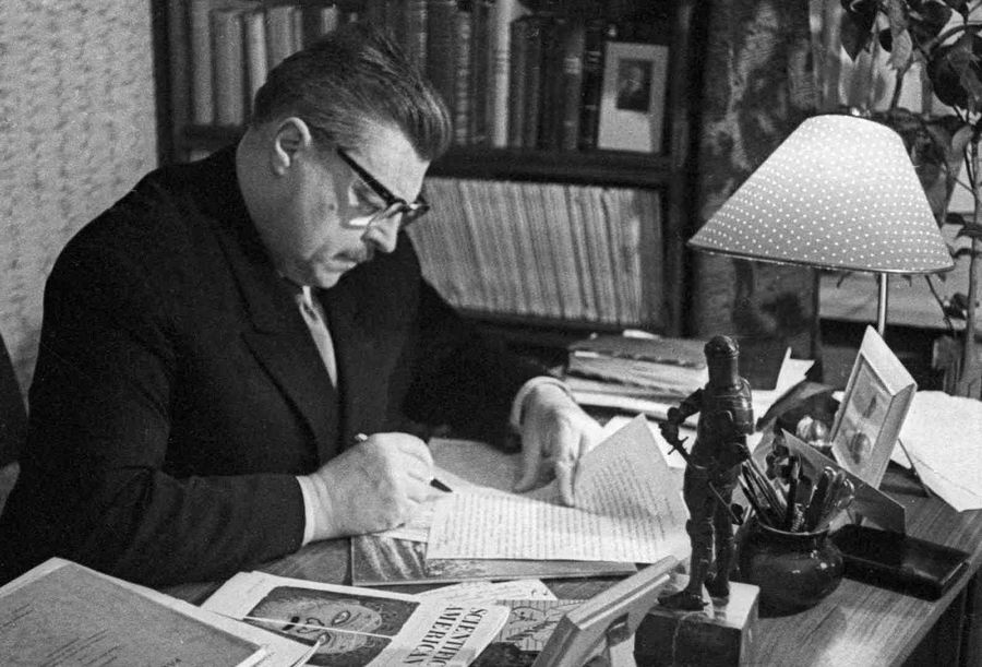 Иван Ефремов известен романами «Туманность Андромеды» и «Час Быка» о космических путешествиях в далёком будущем. «Час Быка» был воспринят как карикатура на СССР, объявлен клеветническим и убран из библиотек Иван Ефремов известен романами «Туманность Андромеды» и «Час Быка» о космических путешествиях в далёком будущем. «Час Быка» был воспринят как карикатура на СССР, объявлен клеветническим и убран из библиотек