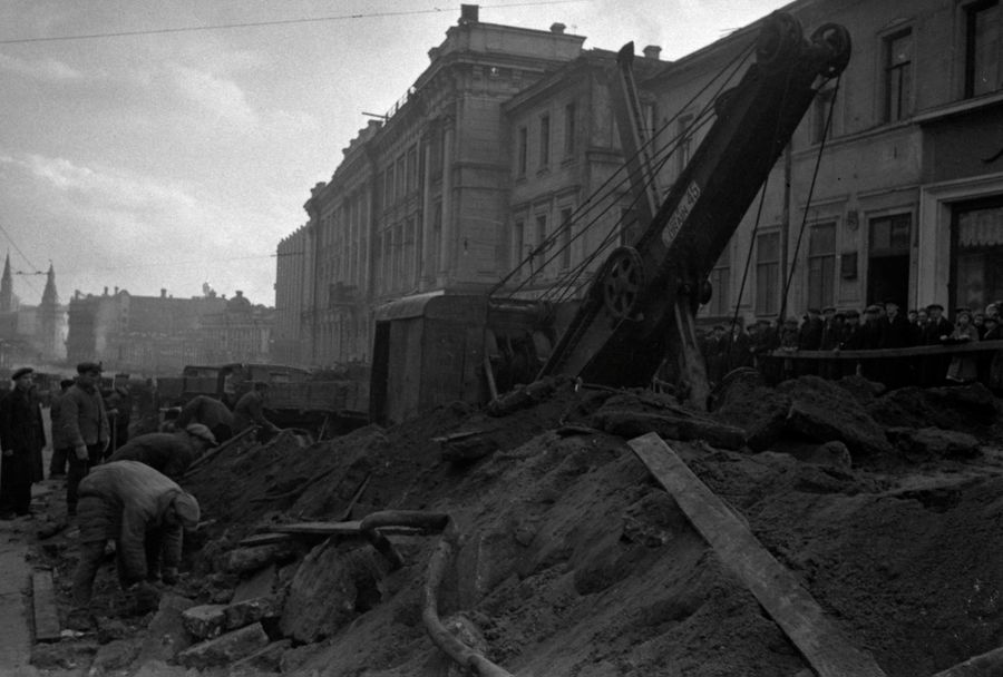 Реконструкция улицы Горького (сейчас — Тверская) в Москве, 1938 год Реконструкция улицы Горького (сейчас — Тверская) в Москве, 1938 год