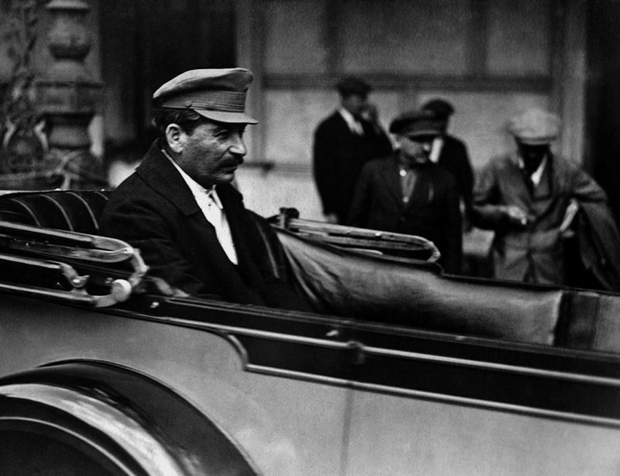 Иосиф Сталин в автомобиле у Большого театра, 1926 год / Аркадий Шайхет / russiainphoto.ru Иосиф Сталин в автомобиле у Большого театра, 1926 год / Аркадий Шайхет / russiainphoto.ru