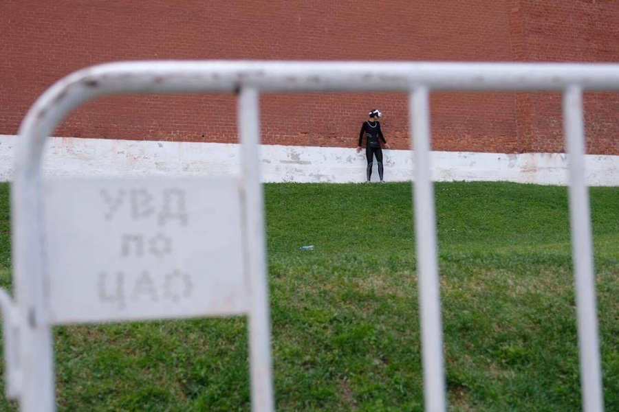 Пограничное состояние: акция Катрин Ненашевой «Между здесь и там» Пограничное состояние: акция Катрин Ненашевой «Между здесь и там»