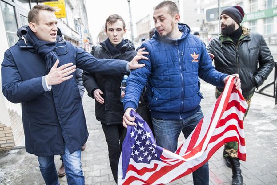 25 февраля, Екатеринбург. Провокатор пытается накинуть на Навального флаг США. Двумя месяцами позже этот мужчина будет ждать Алексея у изолятора с зеленкой. Фото: navalny.feldman.photo 25 февраля, Екатеринбург. Провокатор пытается накинуть на Навального флаг США. Двумя месяцами позже этот мужчина будет ждать Алексея у изолятора с зеленкой. Фото: navalny.feldman.photo