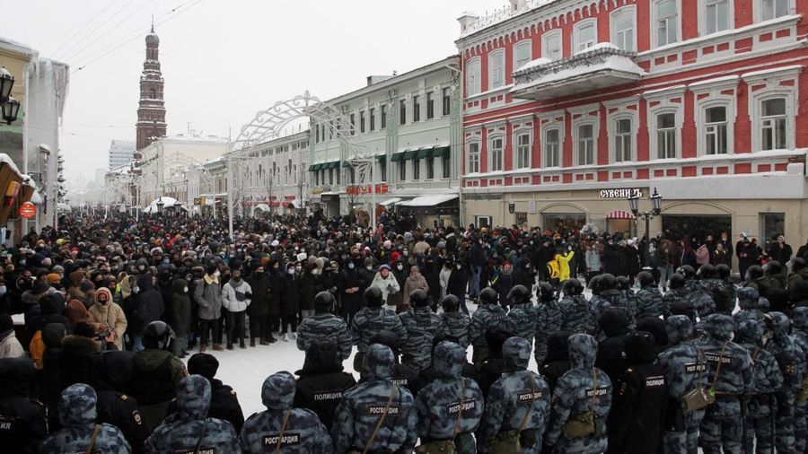 Толпа протестующих напротив шеренги Росгвардии, которая перекрыла центральной пешеходную улицу Баумана в Казани / Фото: Алексей Насыров, Reuters Толпа протестующих напротив шеренги Росгвардии, которая перекрыла центральной пешеходную улицу Баумана в Казани / Фото: Алексей Насыров, Reuters