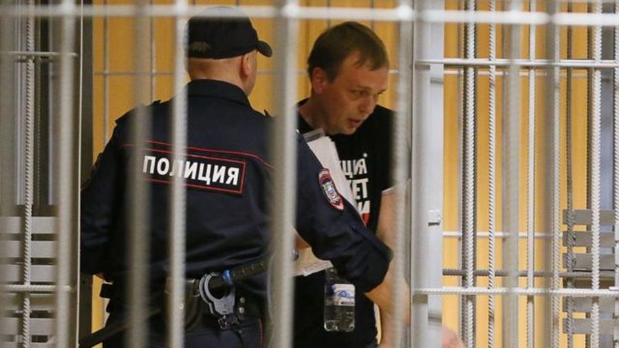 По словам журналиста Ивана Голунова, подставные понятые по делу, в котором ему подбросили наркотики, получили вознаграждение от полицейских за участие в процедуре / Фото: BBC По словам журналиста Ивана Голунова, подставные понятые по делу, в котором ему подбросили наркотики, получили вознаграждение от полицейских за участие в процедуре / Фото: BBC