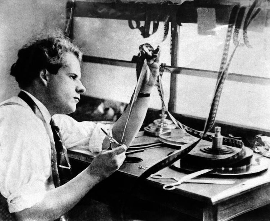 Сергей Эйзенштейн в процессе монтажа. До появления цифровых носителей требовалось отсматривать негативы в поисках места будущей склейки, вручную разрезать пленку и затем склеивать её фрагменты. Сергей Эйзенштейн в процессе монтажа. До появления цифровых носителей требовалось отсматривать негативы в поисках места будущей склейки, вручную разрезать пленку и затем склеивать её фрагменты.