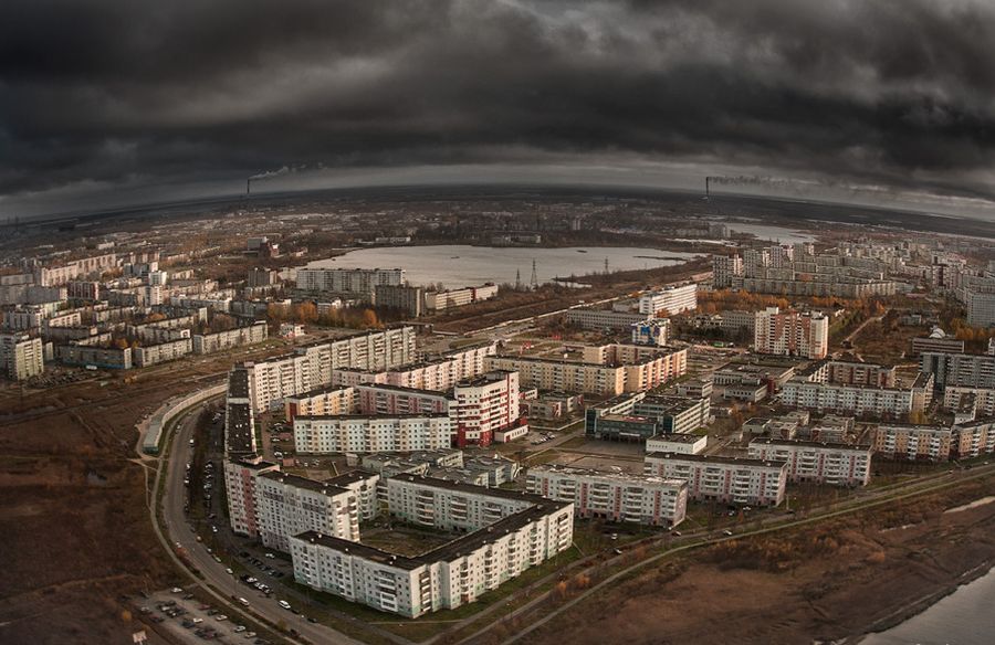 В чертах неназванного города, в котором происходит действие, нетрудно узнать Северодвинск — родной город Павла Кошелева