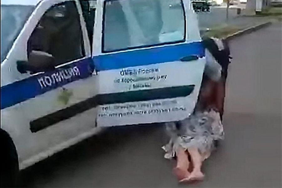 В Москве в конце июня 2021 года полицейские жестко задержали и волокли по асфальту женщину за отказ надеть маску в здании МФЦ В Москве в конце июня 2021 года полицейские жестко задержали и волокли по асфальту женщину за отказ надеть маску в здании МФЦ