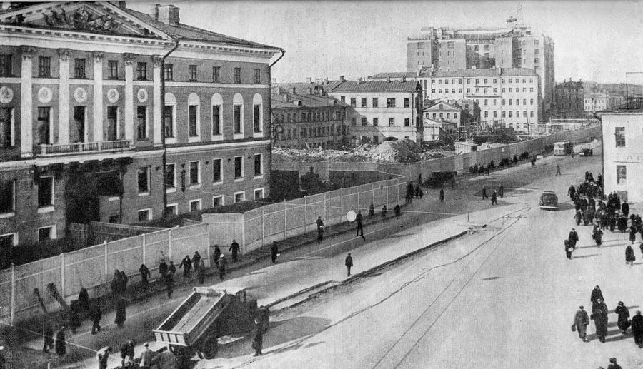 Здание Моссовета на Тверской улице в процессе перемещения Здание Моссовета на Тверской улице в процессе перемещения