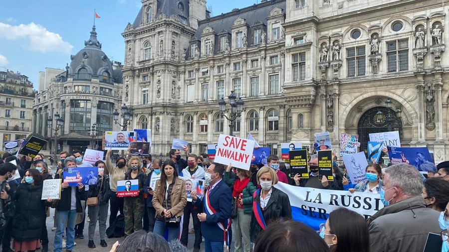 Митинг в Париже перед зданием Отель-де-Виль, в котором размещаются муниципальные власти французской столицы / Фото: Russie-Libertés