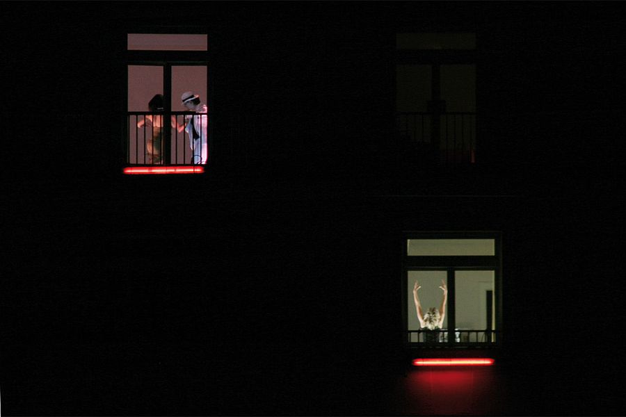 Сцена из хореографического перформанса Н. Сайлер "Домашние танцы". Сцена из хореографического перформанса Н. Сайлер "Домашние танцы".
