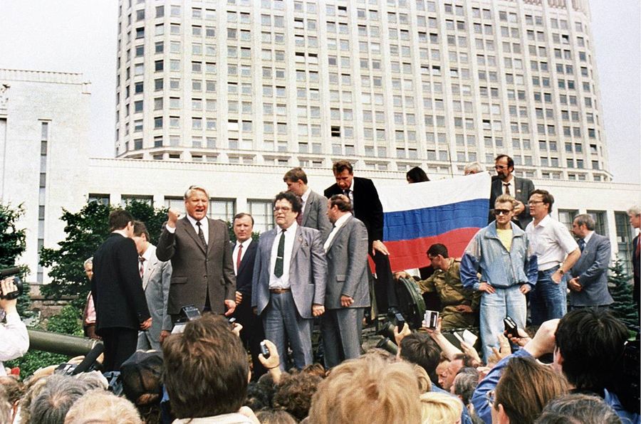 «Главное – изменить психологию людей». Глава аналитического центра Ельцина – о борьбе с коррупцией