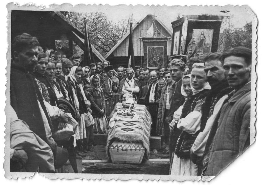 Лижник на гробу. Село Яворов, Косовский р-н, Ивано-Франковская обл., 1970-80 гг. Архив Любы Рыбенчук Лижник на гробу. Село Яворов, Косовский р-н, Ивано-Франковская обл., 1970-80 гг. Архив Любы Рыбенчук